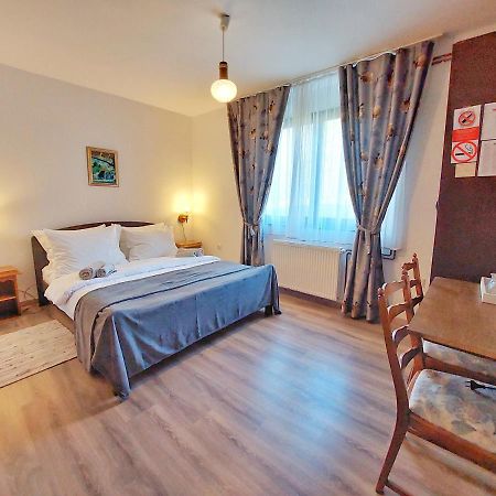 Lazy Bear Hotel Jezerce Eksteriør billede