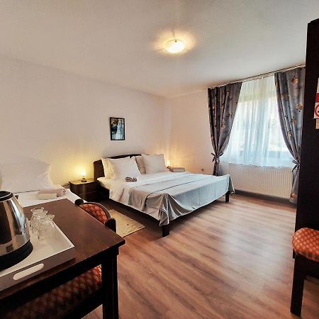 Lazy Bear Hotel Jezerce Eksteriør billede