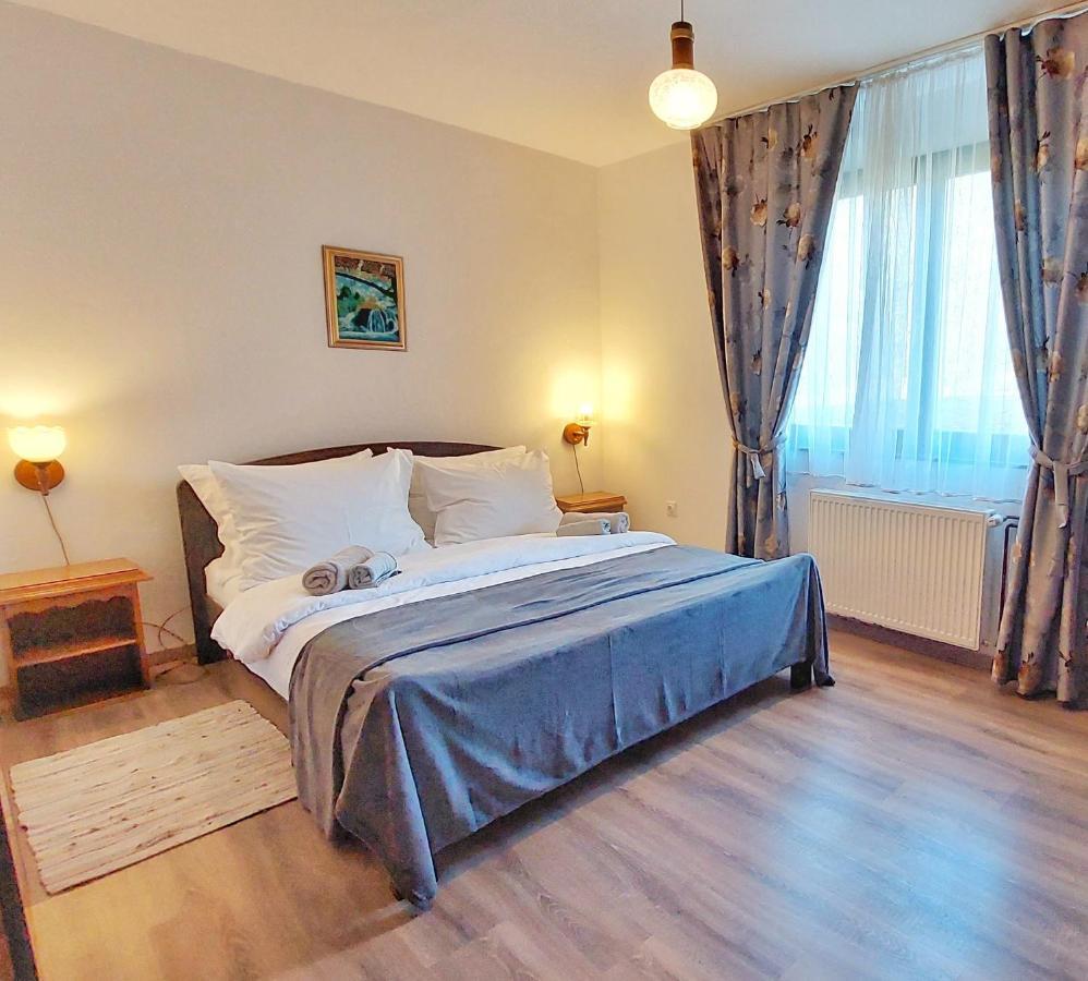 Lazy Bear Hotel Jezerce Eksteriør billede