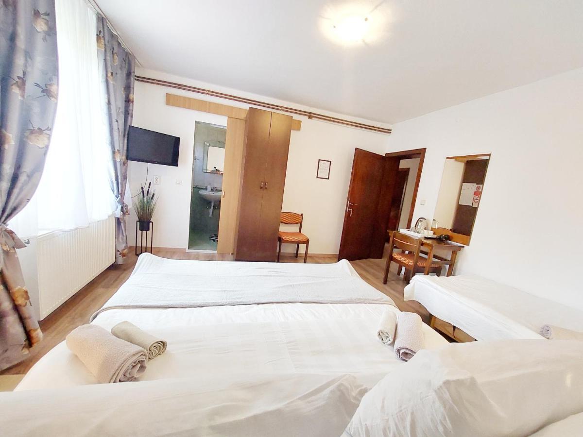 Lazy Bear Hotel Jezerce Eksteriør billede
