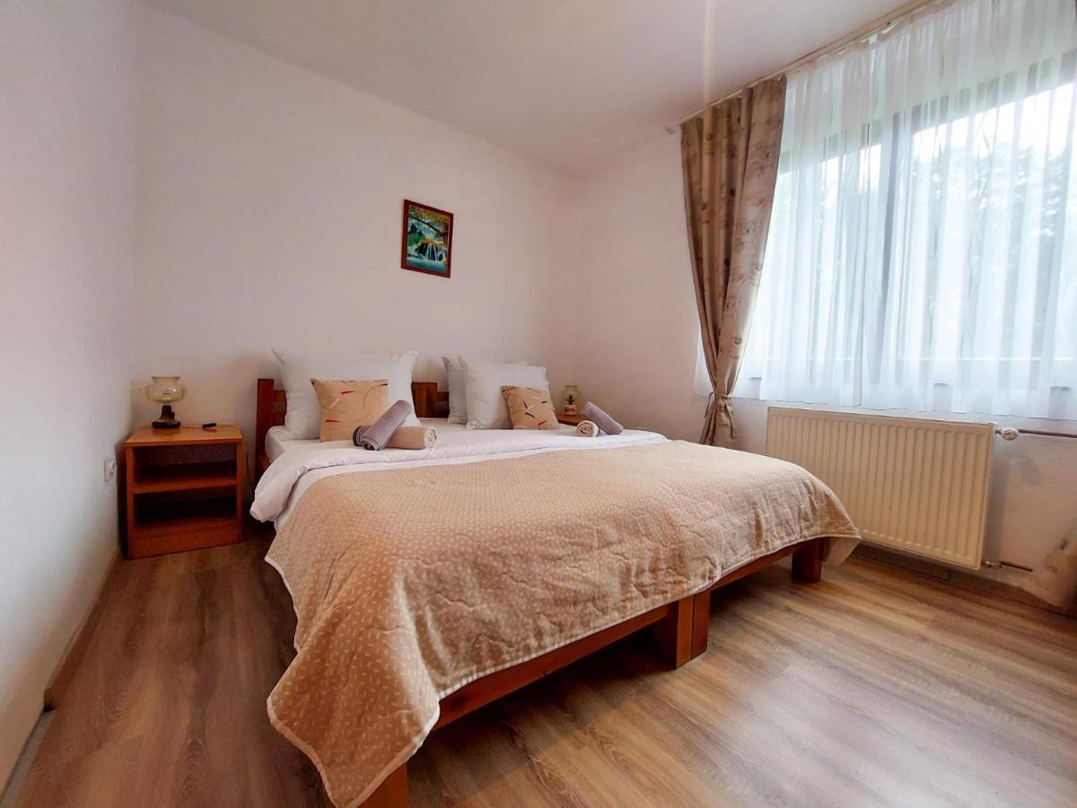 Lazy Bear Hotel Jezerce Eksteriør billede